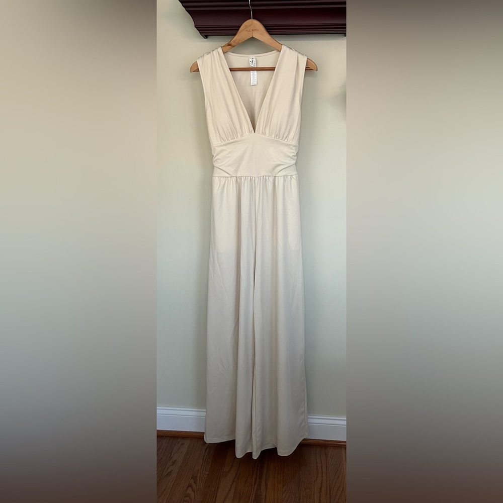 Halara V Neck Sleeveless Ruched Pocket Jumpsuit Easy Peezy size medium NWOT - Picture 7 of 14